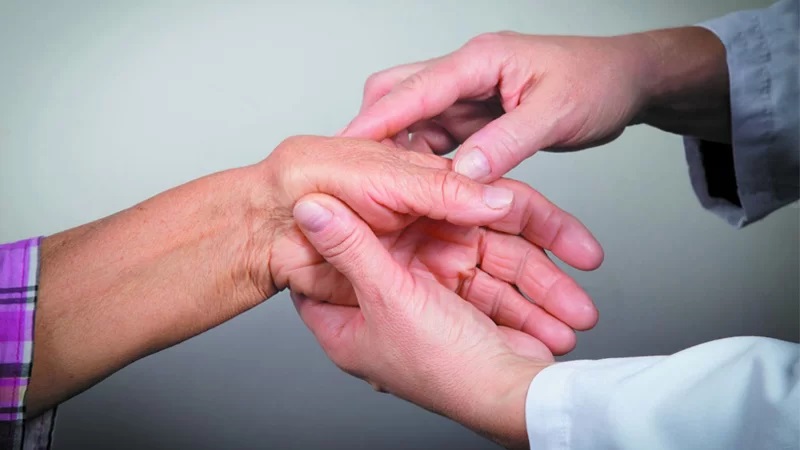 روش های درمانی برای آرتریت دست | درمان دیسک کمر اصفهان